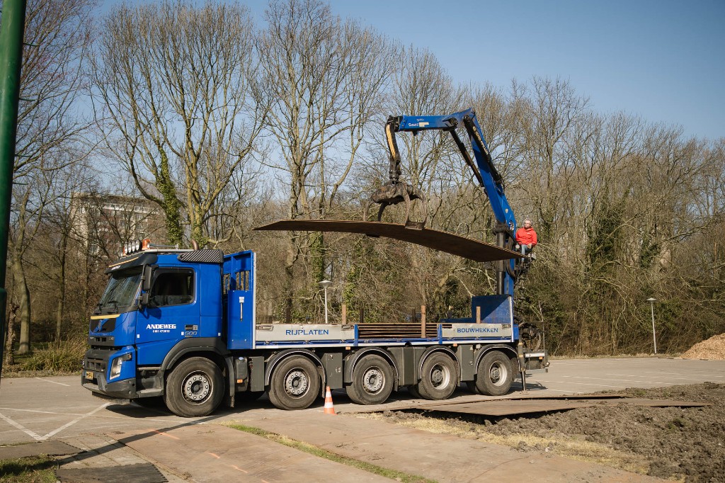 Andeweg rijplaten truck met kraanarm