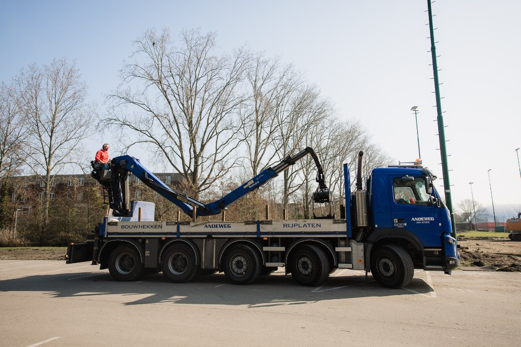 Andeweg rijplatenauto met hoogwerker en grijparm