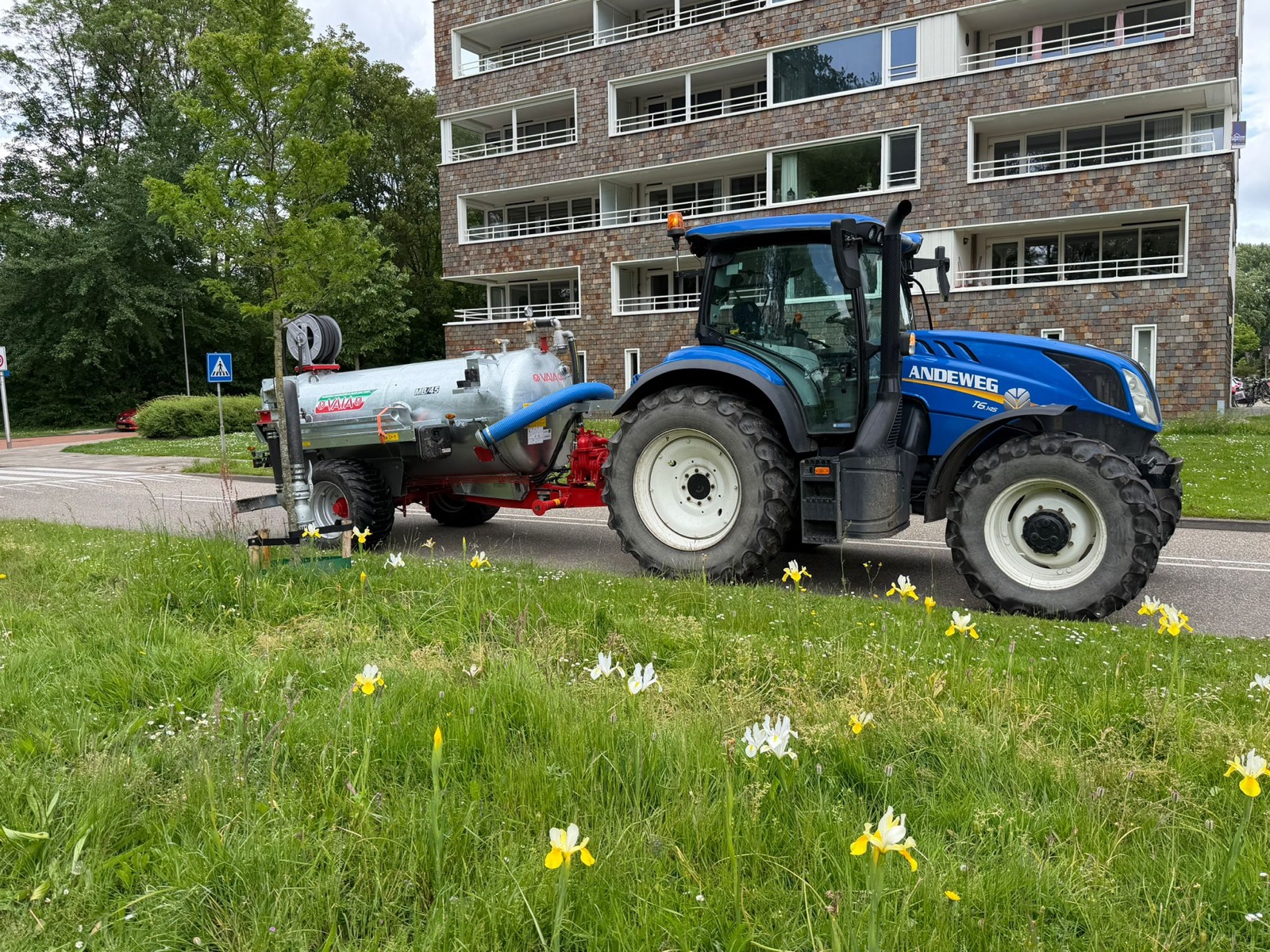 Andeweg-tractor met watertank voor watergift