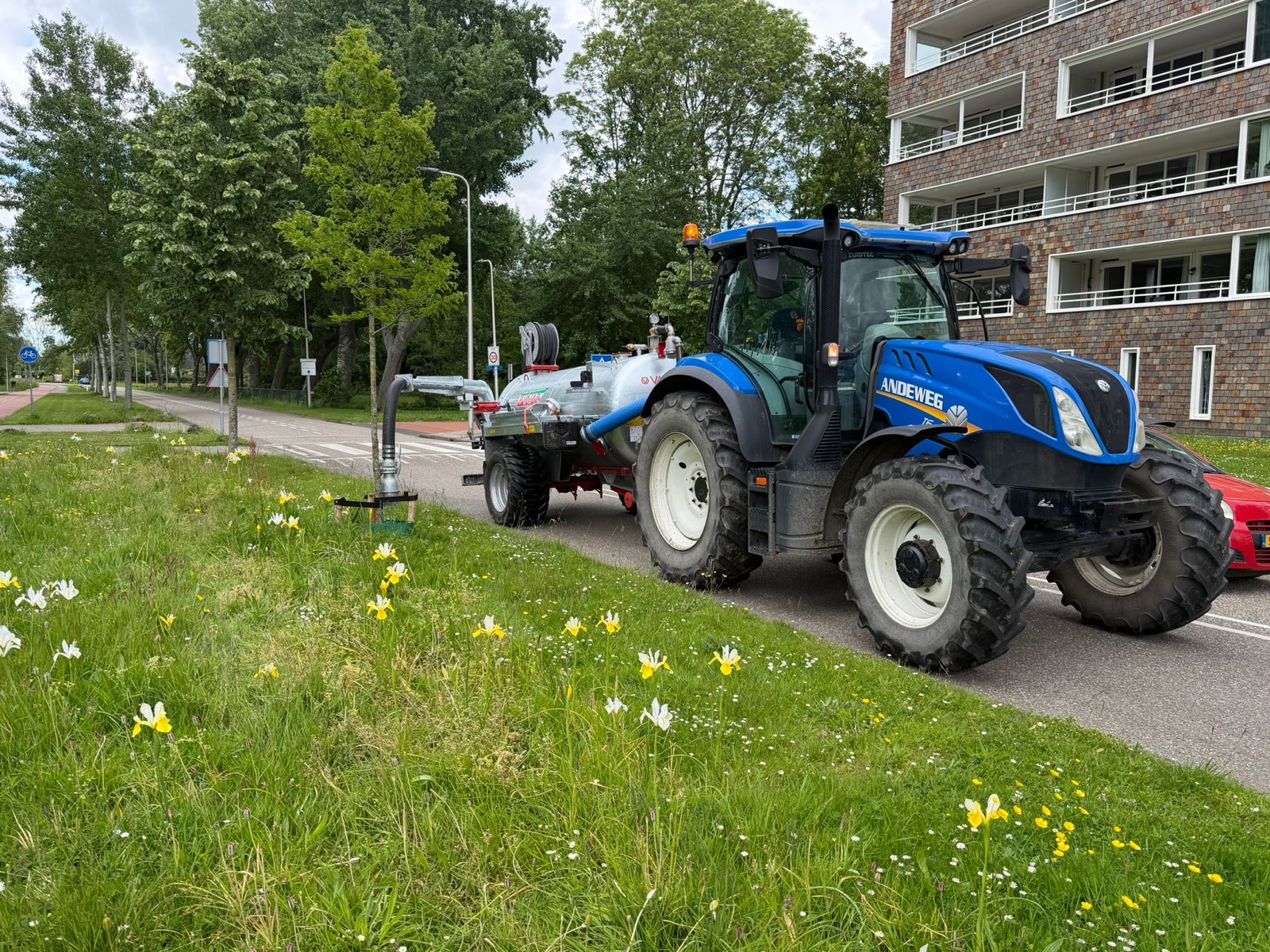 Watertank van Andeweg voor het water geven van nieuwe aanplant