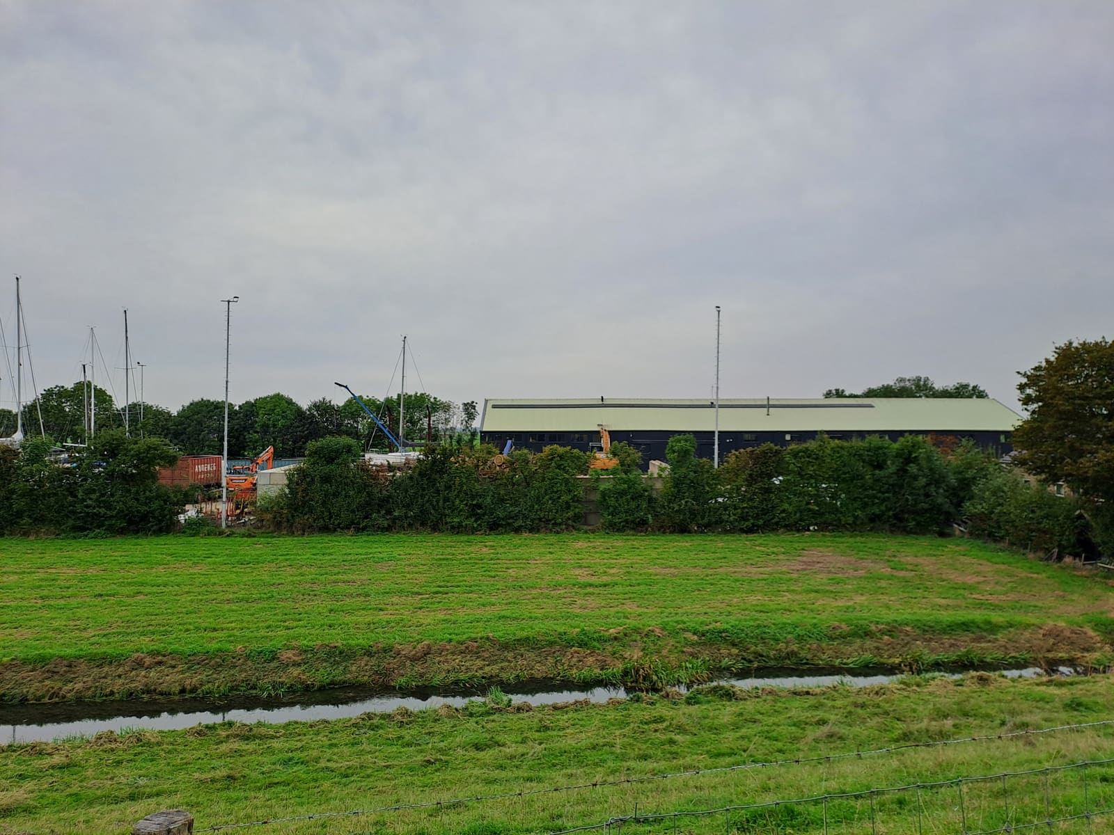 Terrein van Andeweg in Zuidland, gezien vanaf de dijk