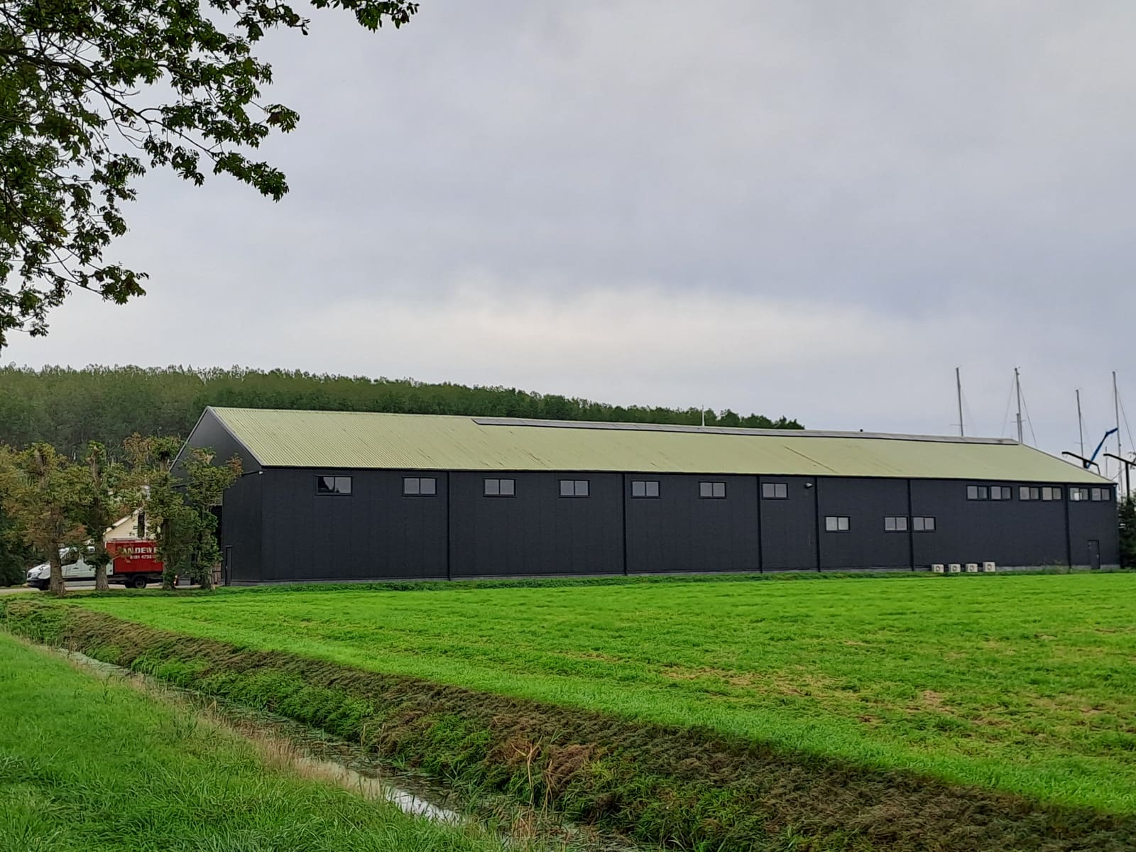 Loods van Andeweg in Zuidland met zonnepanelen op het dak